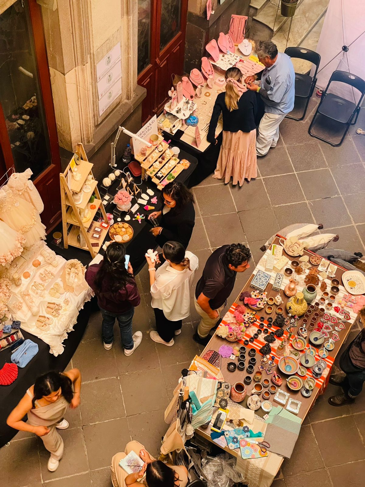 Montaje del mercado en Casa de los Ángeles